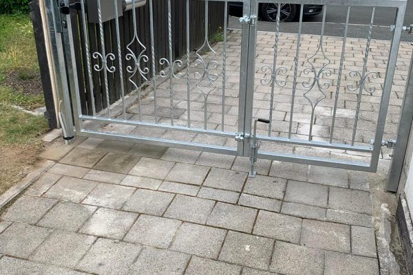 Brama wjazdowa z wypełnieniem pionowym i ozdobnymi elementami