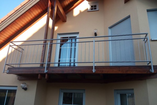 Balustrada ze stali nierdzewnej na balkon wypełnienie pionowe 3