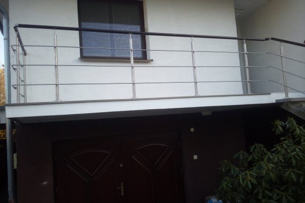 Balustrada ze stali nierdzewnej na balkon wypełnienie poziome z pochwytem drewnianym 2