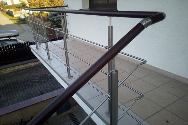Balustrada ze stali nierdzewnej na balkon wypełnienie poziome z pochwytem drewnianym 1