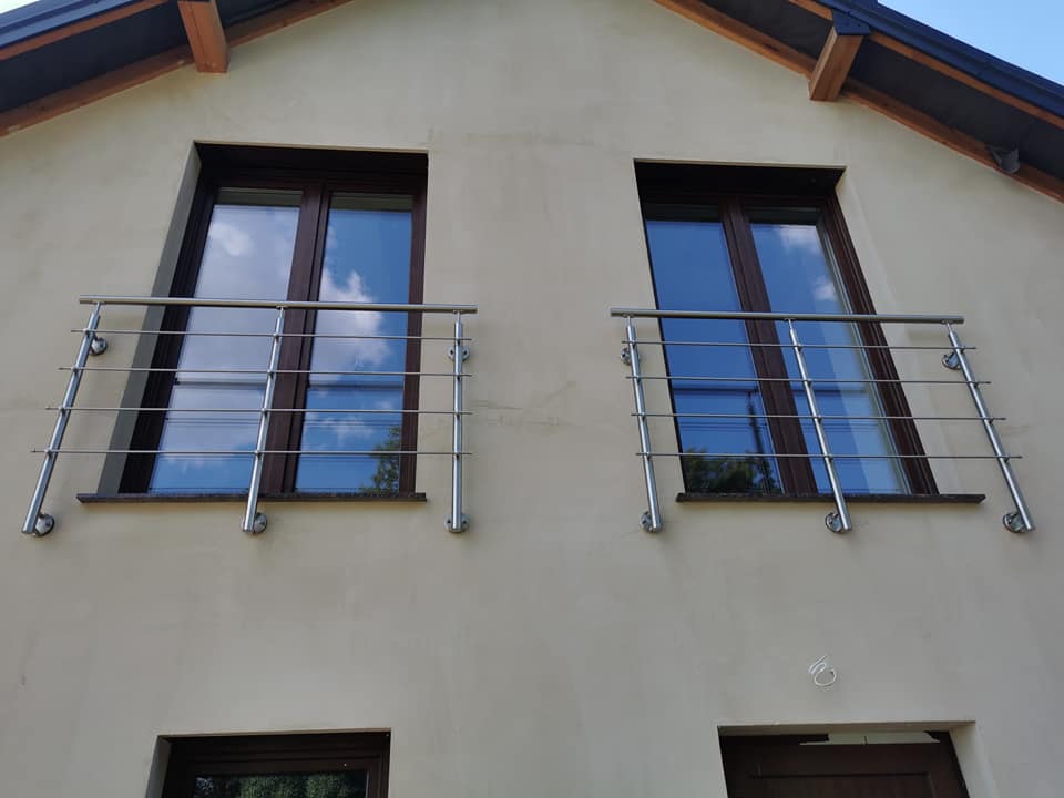 Podwójny balkon francuski z wypełnieniem poziomym