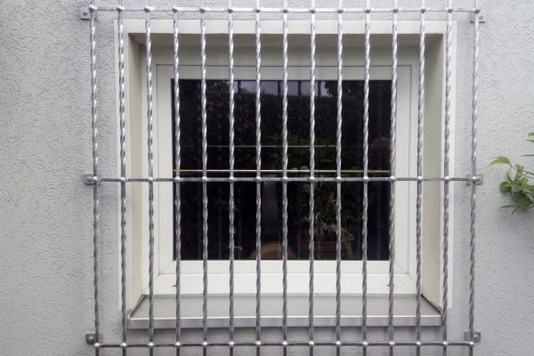 Metalowa krata w oknie - zabezpieczenie antywłamaniowe