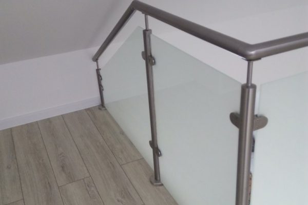 Nierdzewna ochrona poddasza - balustrada z wypełnieniem szklanym z laminatem szronionym 3