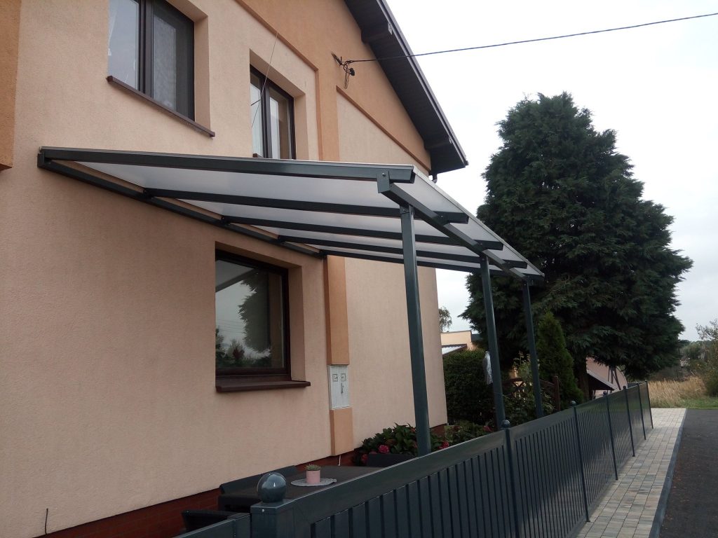 Metalowe zadaszenie tarasu z poszyciem z poliwęglanu mlecznego