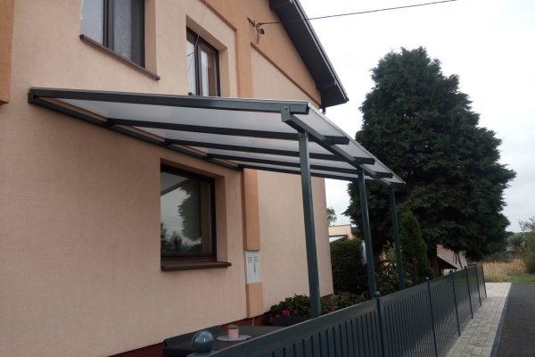 Metalowe zadaszenie tarasu z poszyciem z poliwęglanu mlecznego
