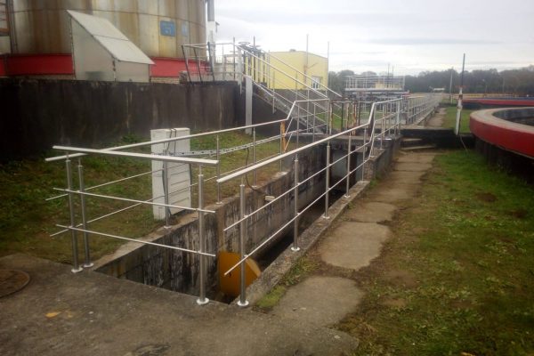 Balustrady ze stali nierdzewnej wokół kanału