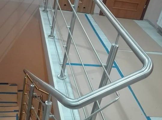 Balustrada na schody wewnętrzne z wypełnieniem poziomym 1