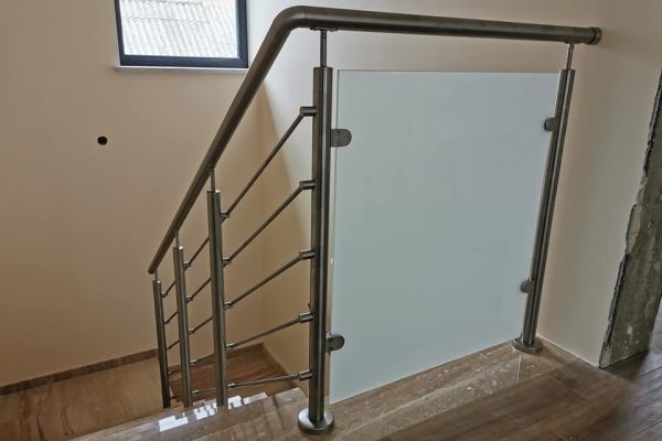 Balustrada na schody wewnętrzne z wypełnieniem poziomym i wypełnieniem szkłem mlecznym 2