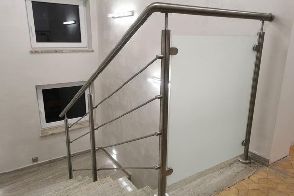 Balustrada na schody wewnętrzne z wypełnieniem poziomym i wypełnieniem szkłem mlecznym