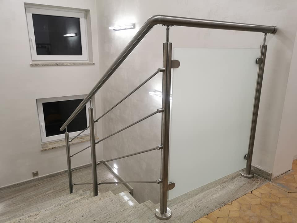 Balustrada na schody wewnętrzne z wypełnieniem poziomym i wypełnieniem szkłem mlecznym