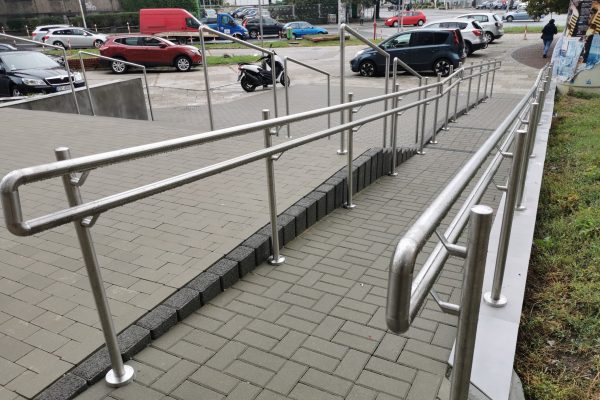 Balustrada ze stali nierdzewnej na podjazd - bez wypełnienia, podwójny pochwyt